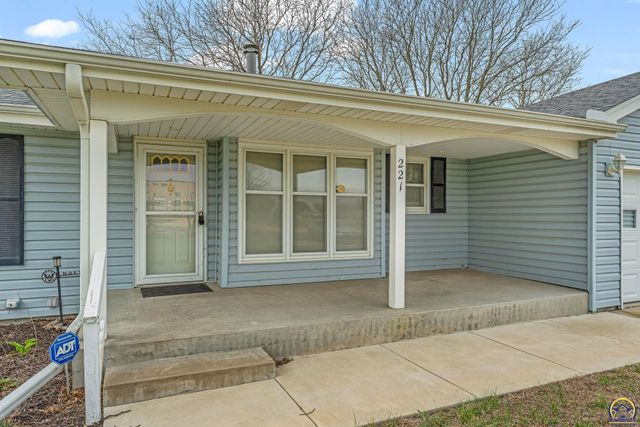 221 NW 62nd St, Topeka, KS 66617