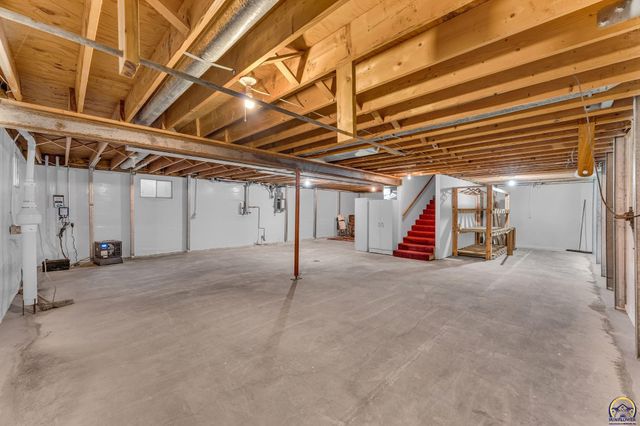 221 NW 62nd St, Topeka, KS 66617