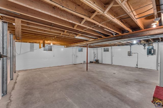 221 NW 62nd St, Topeka, KS 66617