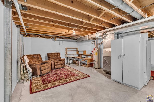 221 NW 62nd St, Topeka, KS 66617