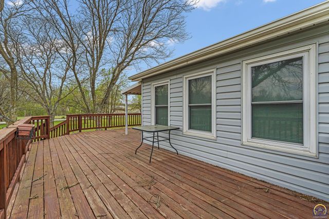 221 NW 62nd St, Topeka, KS 66617