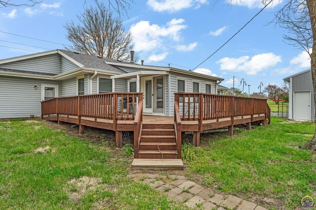 221 NW 62nd St, Topeka, KS 66617