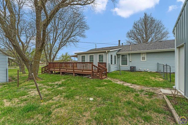 221 NW 62nd St, Topeka, KS 66617