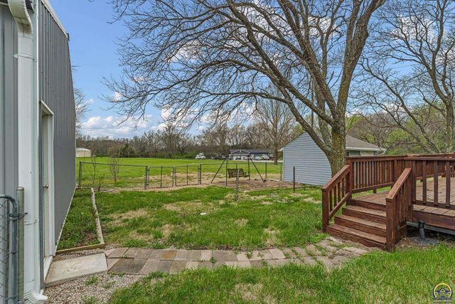 221 NW 62nd St, Topeka, KS 66617