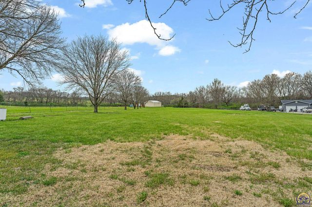 221 NW 62nd St, Topeka, KS 66617