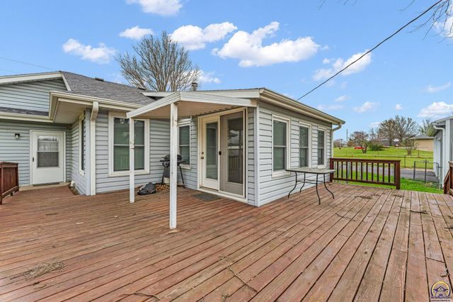 221 NW 62nd St, Topeka, KS 66617
