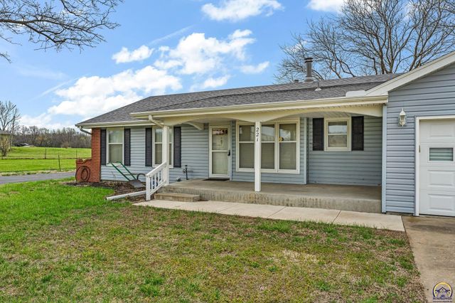 221 NW 62nd St, Topeka, KS 66617