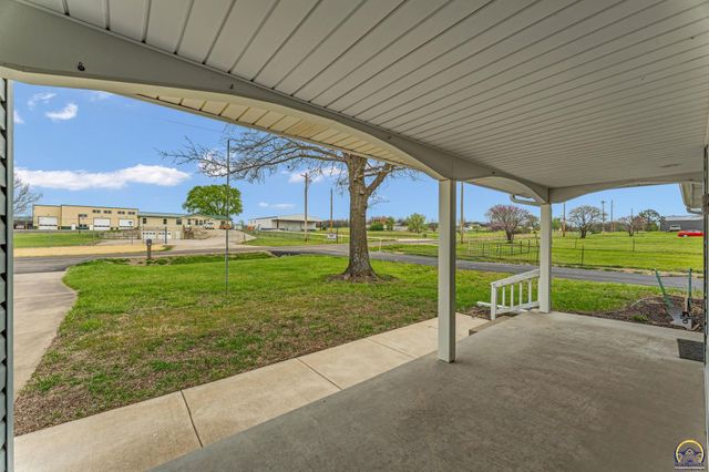 221 NW 62nd St, Topeka, KS 66617