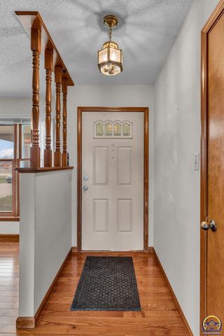221 NW 62nd St, Topeka, KS 66617