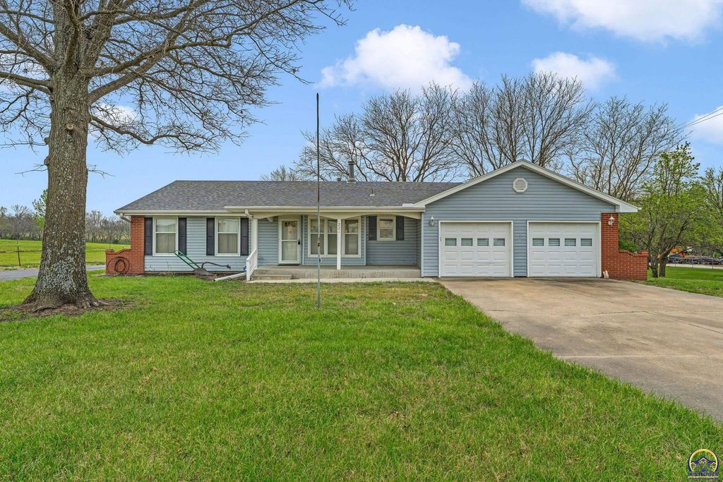 221 NW 62nd St, Topeka, KS 66617