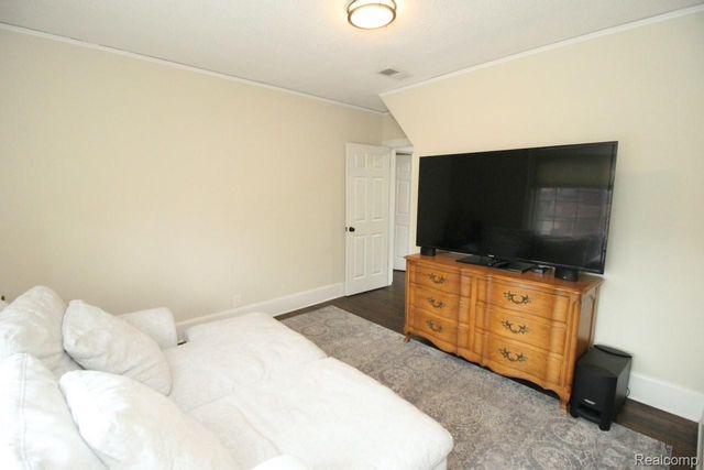 1383 Bishop Road, Grosse Pointe Park, MI 48230