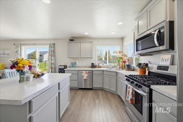 8132 S Red Shine Ave, Boise, ID 83709