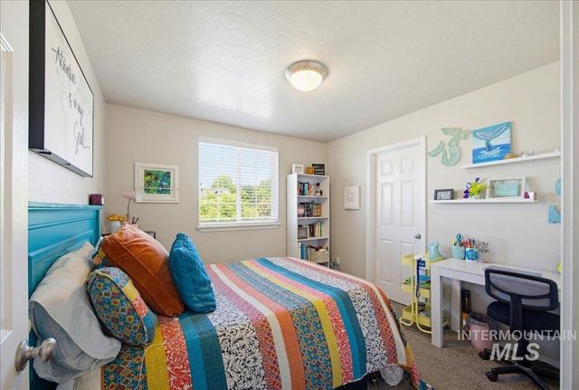 8132 S Red Shine Ave, Boise, ID 83709