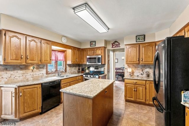 46 Meredith Rd, Edison Twp., NJ 08817