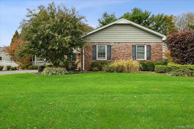 21 Colgate Lane, Woodbury, NY 11797