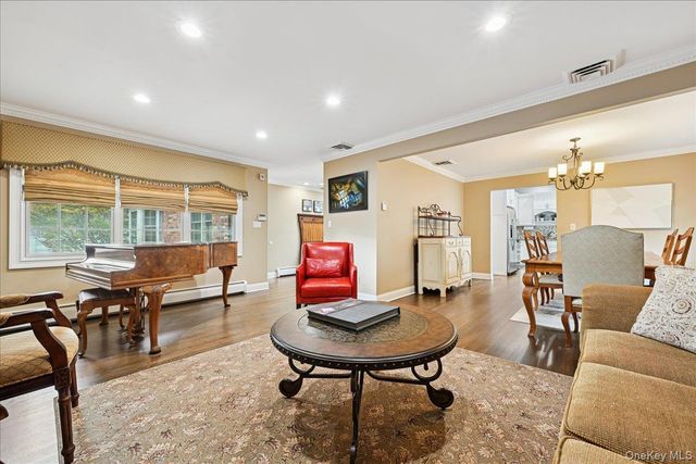 21 Colgate Lane, Woodbury, NY 11797