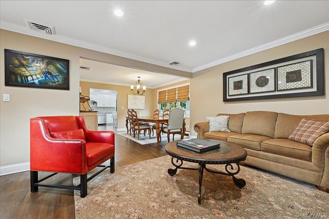 21 Colgate Lane, Woodbury, NY 11797