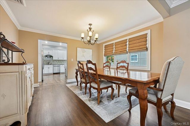 21 Colgate Lane, Woodbury, NY 11797