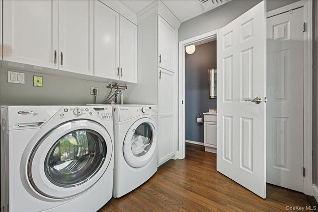 21 Colgate Lane, Woodbury, NY 11797