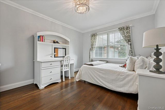 21 Colgate Lane, Woodbury, NY 11797