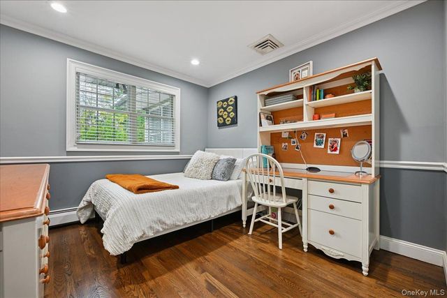 21 Colgate Lane, Woodbury, NY 11797