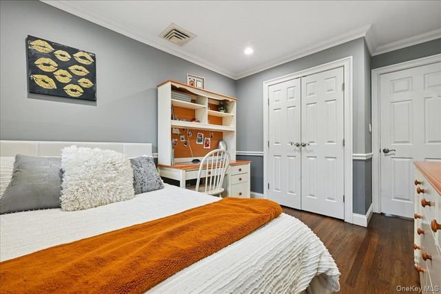 21 Colgate Lane, Woodbury, NY 11797