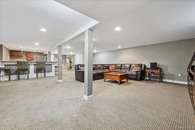 21 Colgate Lane, Woodbury, NY 11797