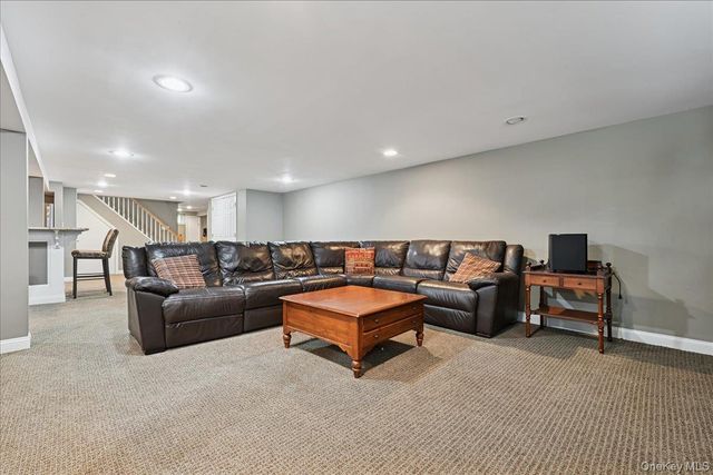 21 Colgate Lane, Woodbury, NY 11797