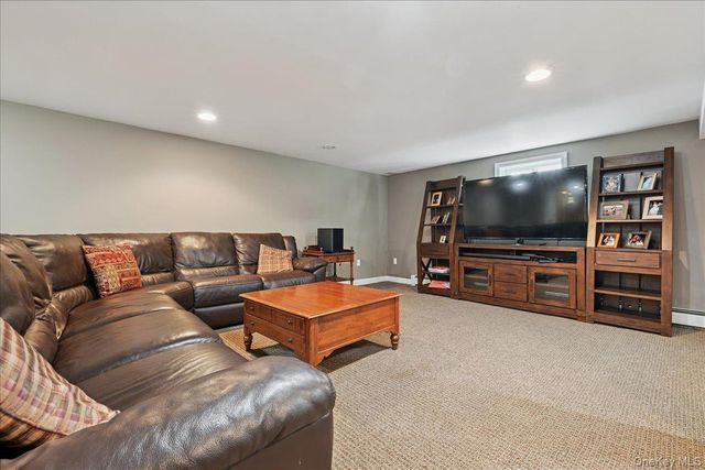 21 Colgate Lane, Woodbury, NY 11797