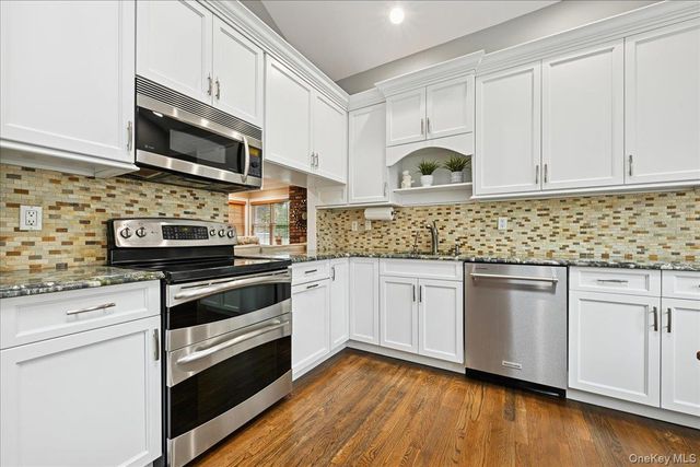 21 Colgate Lane, Woodbury, NY 11797