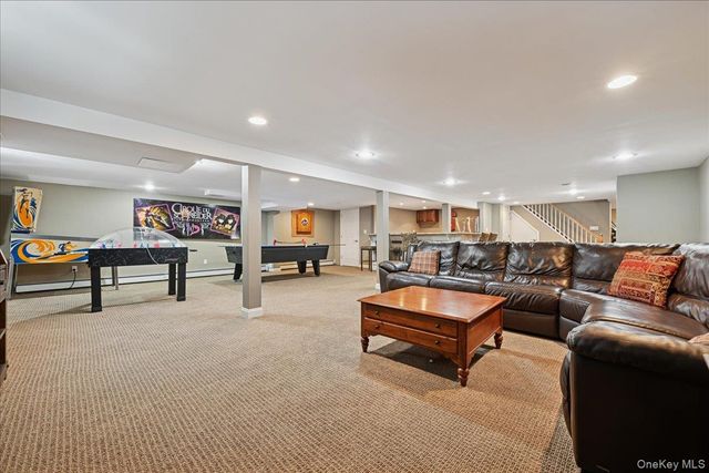 21 Colgate Lane, Woodbury, NY 11797