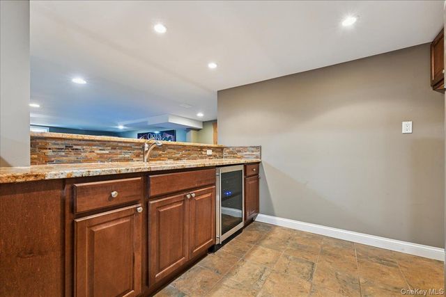 21 Colgate Lane, Woodbury, NY 11797