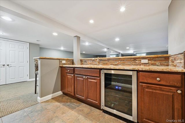 21 Colgate Lane, Woodbury, NY 11797