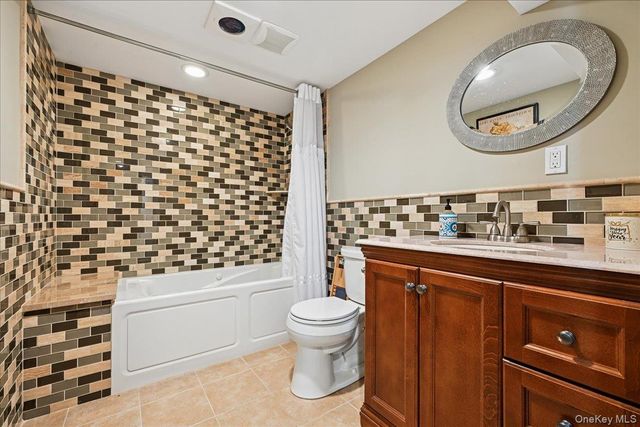 21 Colgate Lane, Woodbury, NY 11797