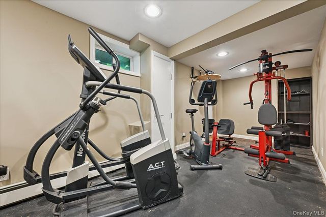 21 Colgate Lane, Woodbury, NY 11797