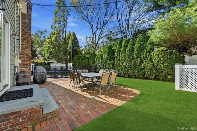 21 Colgate Lane, Woodbury, NY 11797