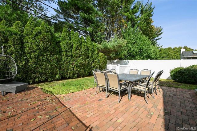 21 Colgate Lane, Woodbury, NY 11797