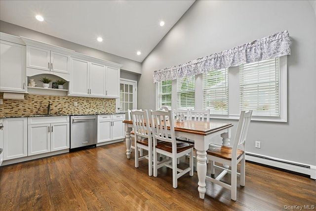 21 Colgate Lane, Woodbury, NY 11797