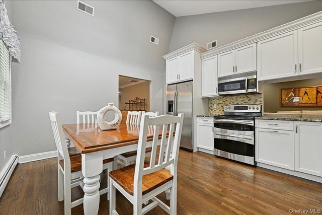 21 Colgate Lane, Woodbury, NY 11797