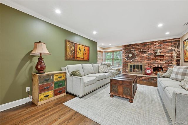 21 Colgate Lane, Woodbury, NY 11797