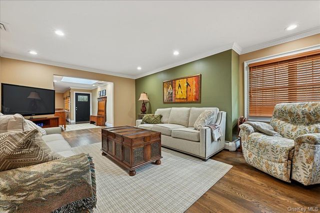 21 Colgate Lane, Woodbury, NY 11797