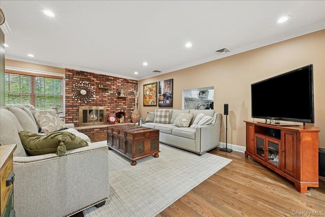 21 Colgate Lane, Woodbury, NY 11797