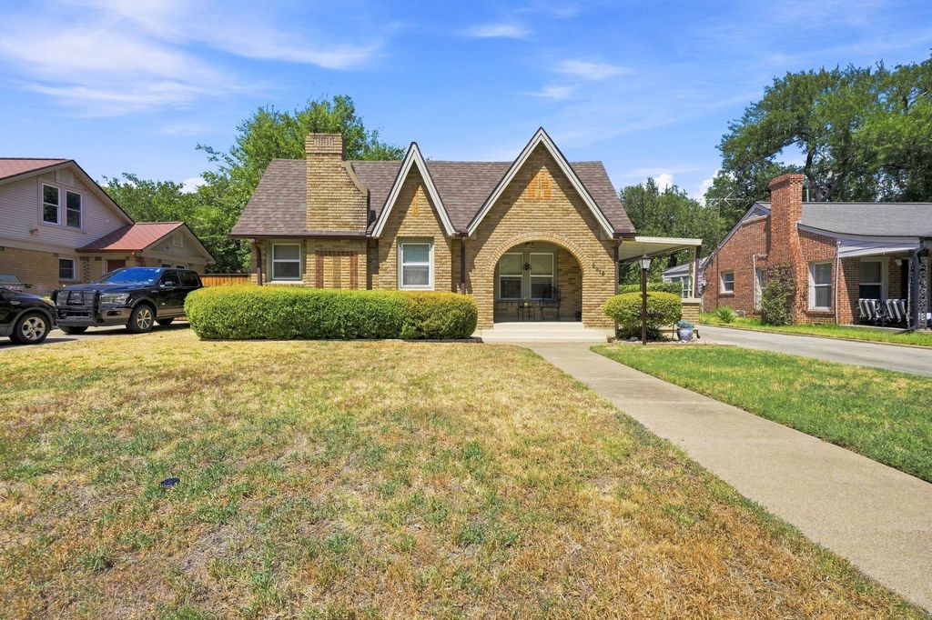 2215 Primrose Avenue, Fort Worth, TX 76111 — exterior