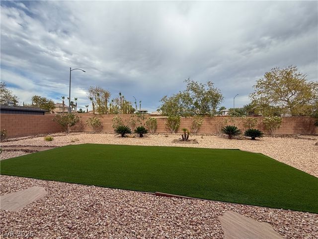 7276 White Bloom Avenue, Las Vegas, NV 89117