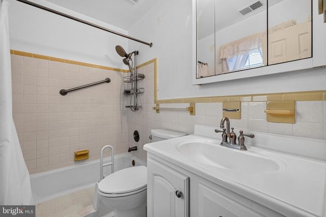 19 HAMILTON TERRACE DR, Hamilton, VA 20158