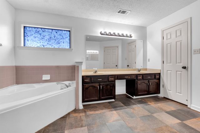 2957 VALLEY LAKE DR, Bartlett, TN 38135
