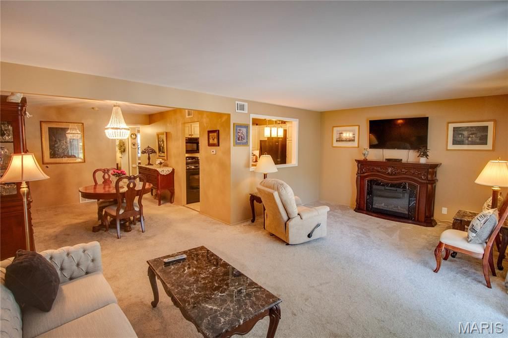Image 11 of property listing at 1916 W Delmar Avenue F, Godfrey, IL 62035
