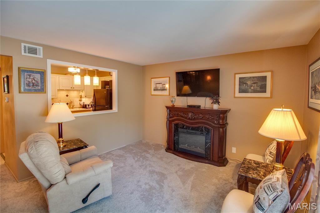 Image 13 of property listing at 1916 W Delmar Avenue F, Godfrey, IL 62035