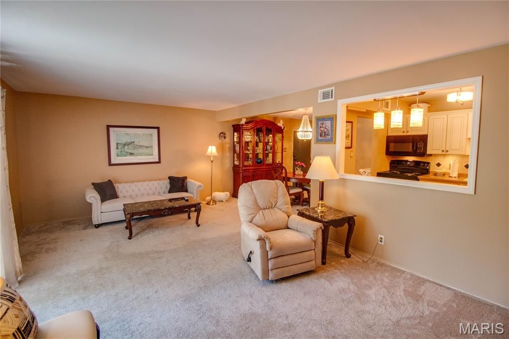 Image 15 of property listing at 1916 W Delmar Avenue F, Godfrey, IL 62035