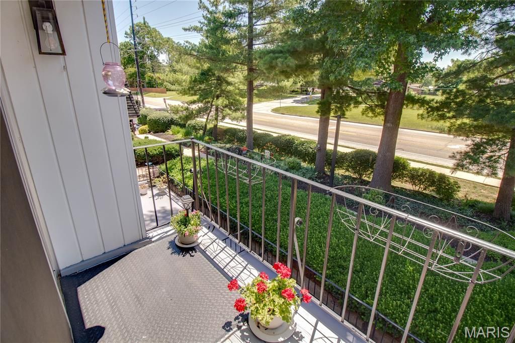 Image 16 of property listing at 1916 W Delmar Avenue F, Godfrey, IL 62035